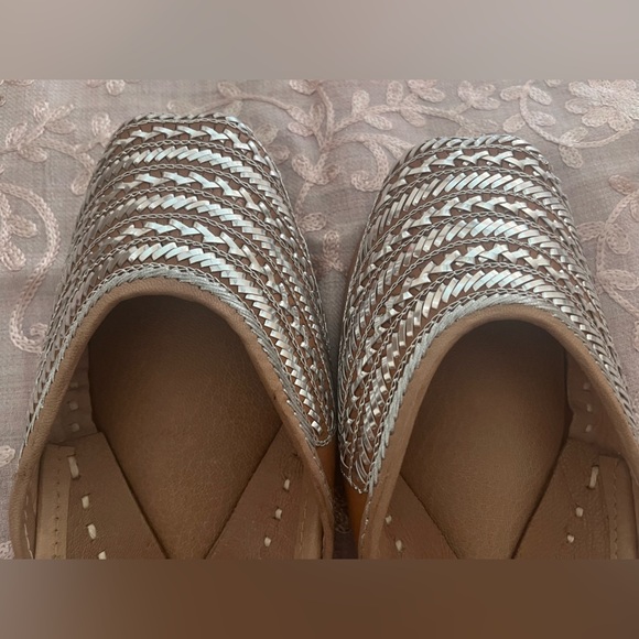 Hand embroidered silver flats Punjabi Jutti- Size 7.5 - Picture 10 of 13